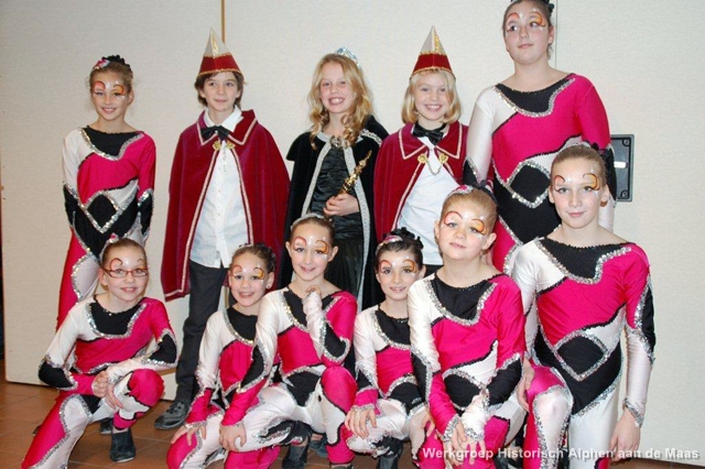Jeugdprinses Charlot met adjudanten en de dansgarde van de Plèkkers