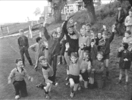 Uit de dorpsfilm, op het voetbalveld bij caf� Maaszicht.
